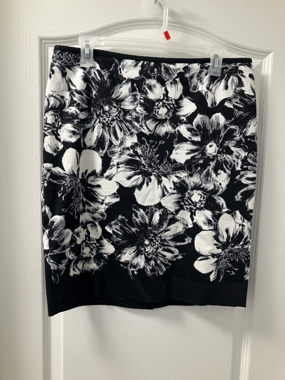 Ann Taylor floral pencil skirt size 8 petite like new